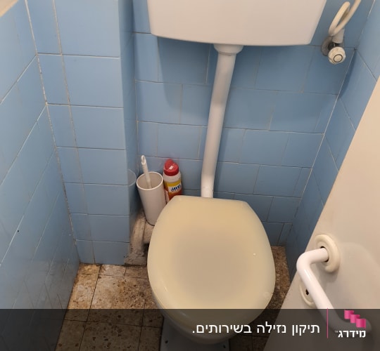 אסלה עם מיכל הדחה ומברשת ניקוי